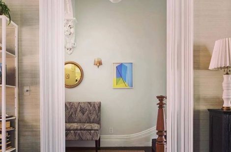 Simple yet elegant custom armless banquette bench seating with tapered wooden legs, designed by Bespoke by Luigi Gentile. Interiors: Laura Stern Design