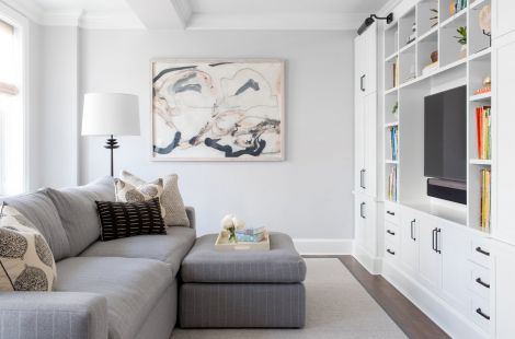 Custom upholstered Varick storage ottoman with solid wood reversible top to reveal upholstered tufted top. reveal tufted ottoman seat.Upholstery: Bespoke by Luigi Gentile. Interiors: Flat Iron 27. Photography: Raquel Langworthy
